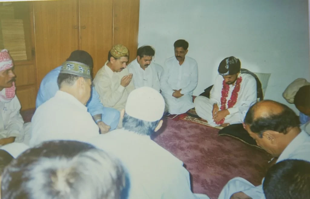 Sultan-ul-Ashiqeen Sultan Mohammad Najib-ur-Rehman with his disciples