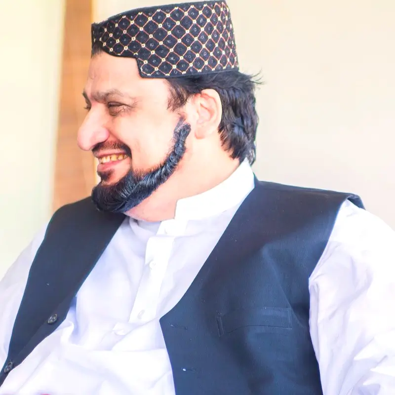 Sultan-ul-Ashiqeen exuding calm and wisdom.