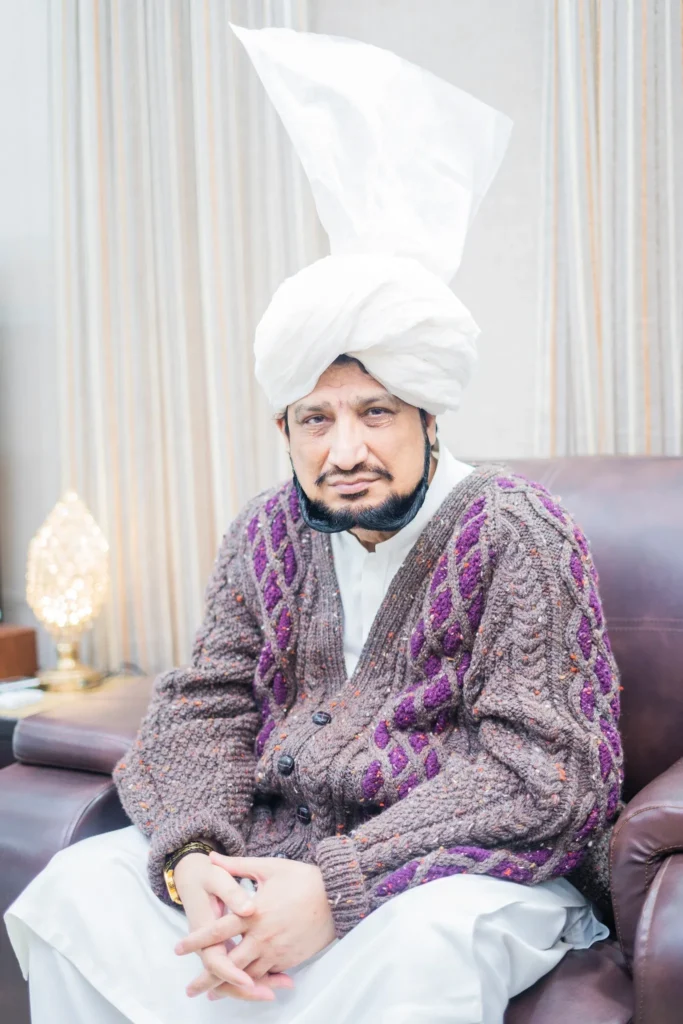 Sultan-ul-Ashiqeen-relaxing