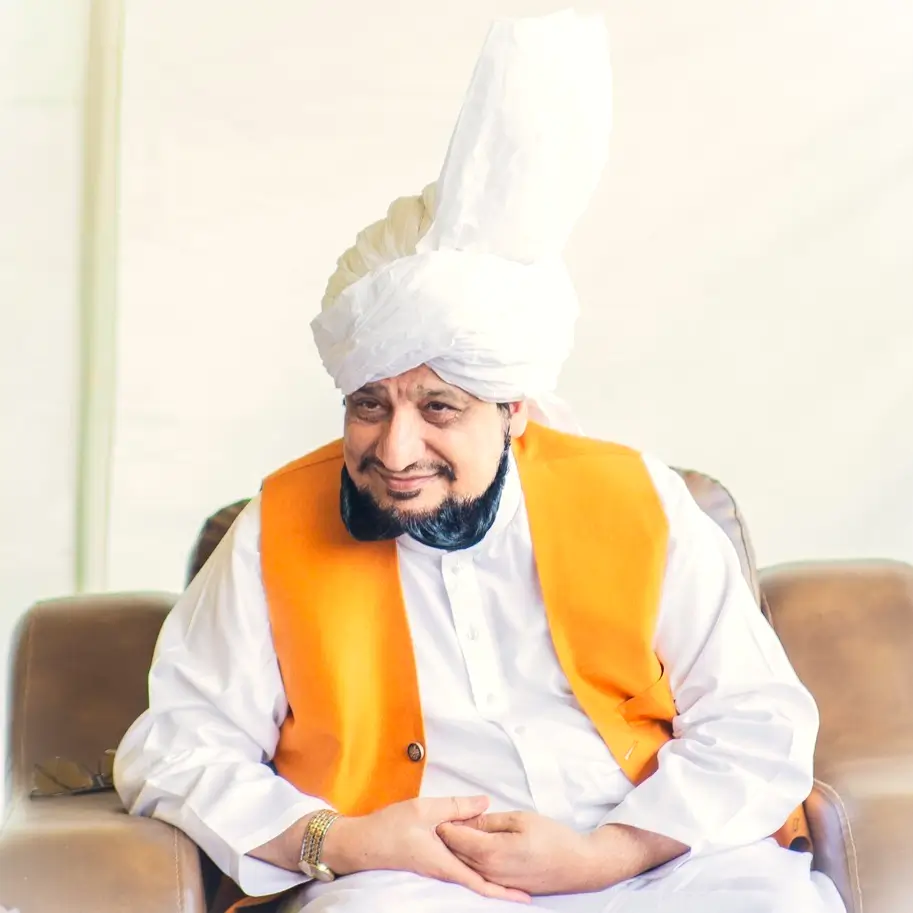 Sultan-ul-Ashiqeen with a serene expression